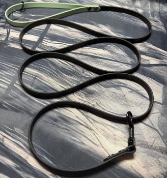 Preview: Führleine Zweifarbig , 13 mm , 200 cm , Biothane Schwarz und Sage Green , Hardware schwarz