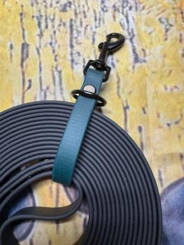 Preview: Schleppleinenhalter Dunkelgrün 13mm Schwarzer Karabiner