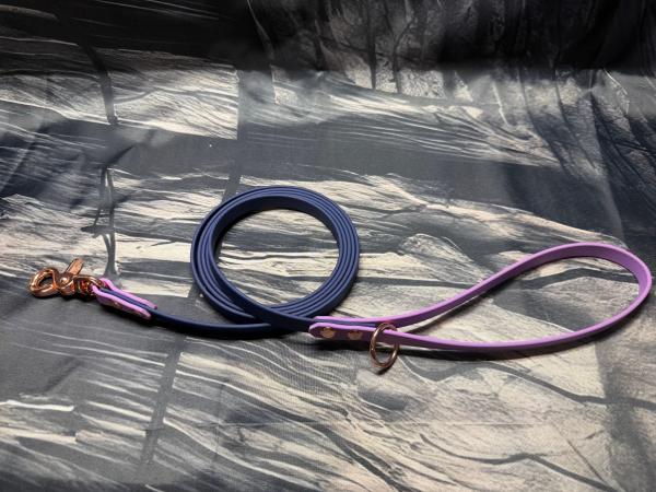 Führleine zweifarbig , 13 mm , 200 cm , Biothane Navy Blau und Amethyst Orchid , Hardware Roségold