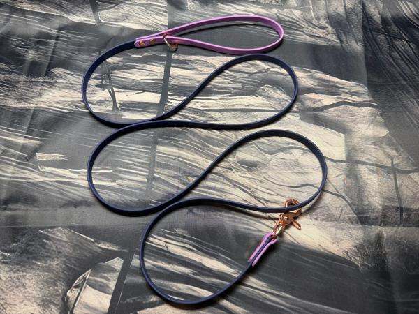 Führleine zweifarbig , 13 mm , 200 cm , Biothane Navy Blau und Amethyst Orchid , Hardware Roségold