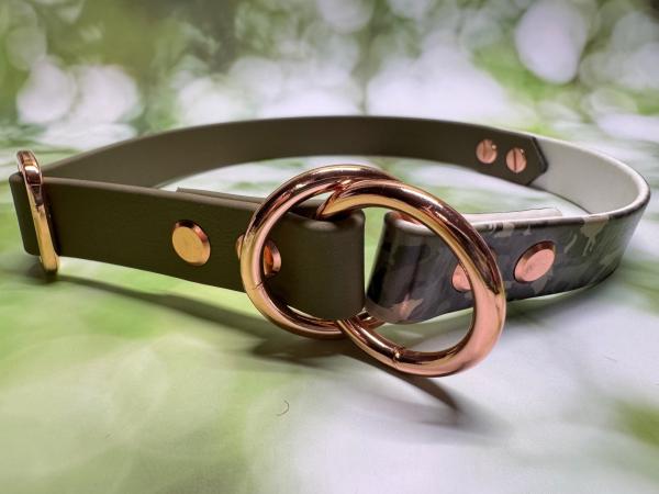 Zugstopphalsband zweifarbig , 19 mm , 47 cm , Biothane Military Olive - UV Biothane Dog Camouflage , Hardware vernickelter Stahl roségold